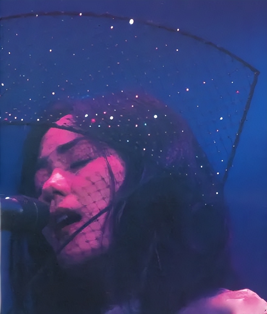 “天后”王菲简介（红了三十年的歌坛传奇，和谢霆锋有情人终成眷属）