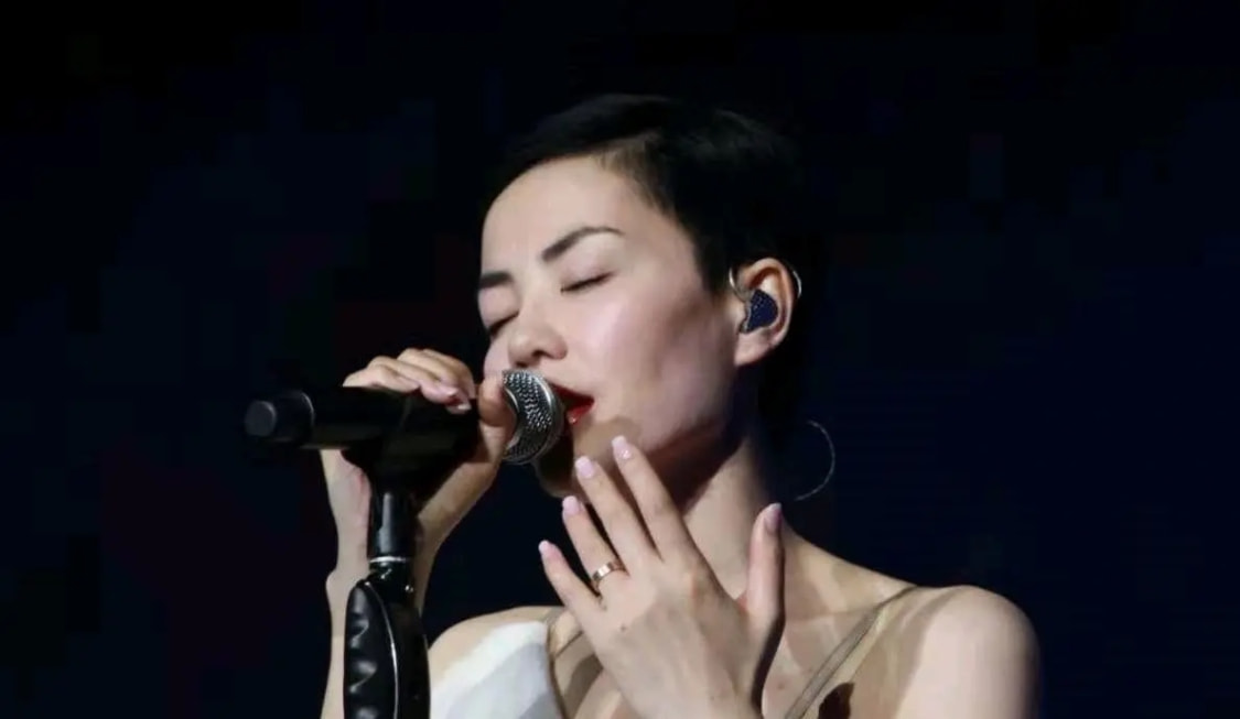 “天后”王菲简介（红了三十年的歌坛传奇，和谢霆锋有情人终成眷属）