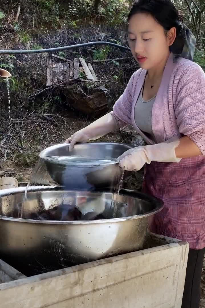 乡愁沈丹个人资料简介(从离异负债到带全村人致富,单亲妈妈如何完成蜕变?)