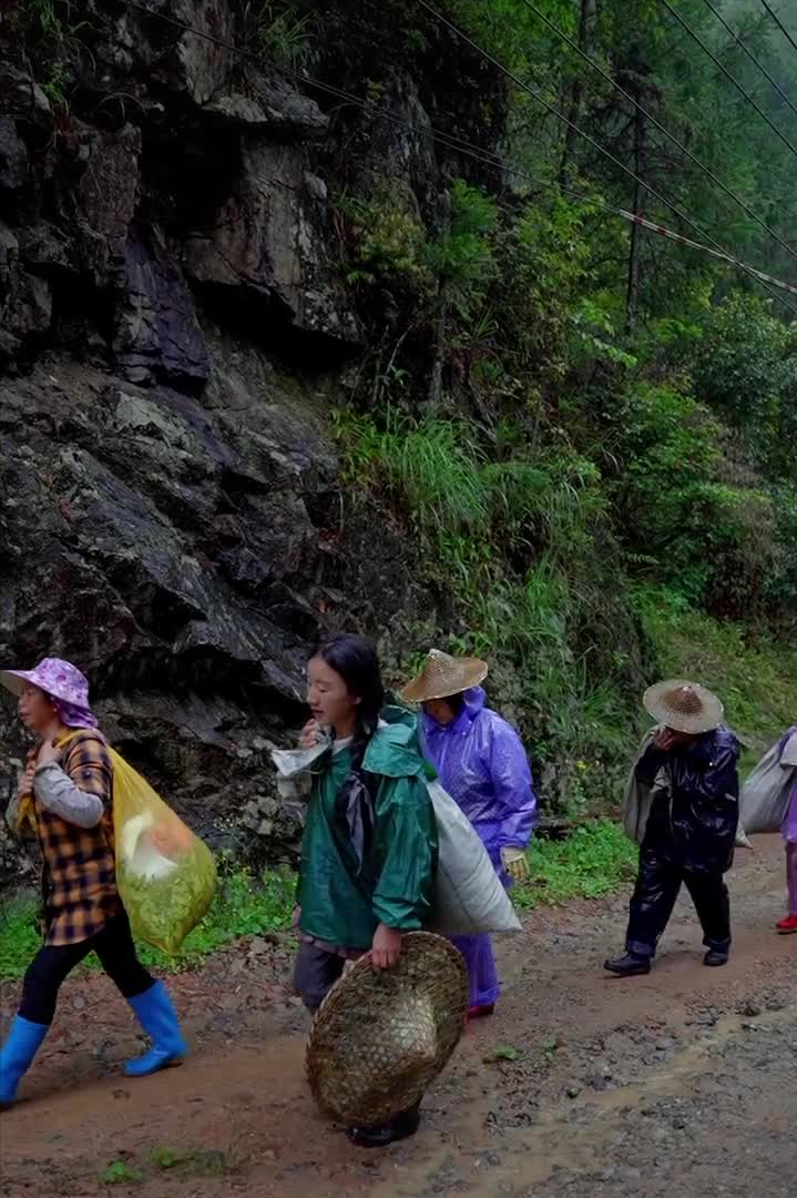 乡愁沈丹个人资料简介(从离异负债到带全村人致富,单亲妈妈如何完成蜕变?)