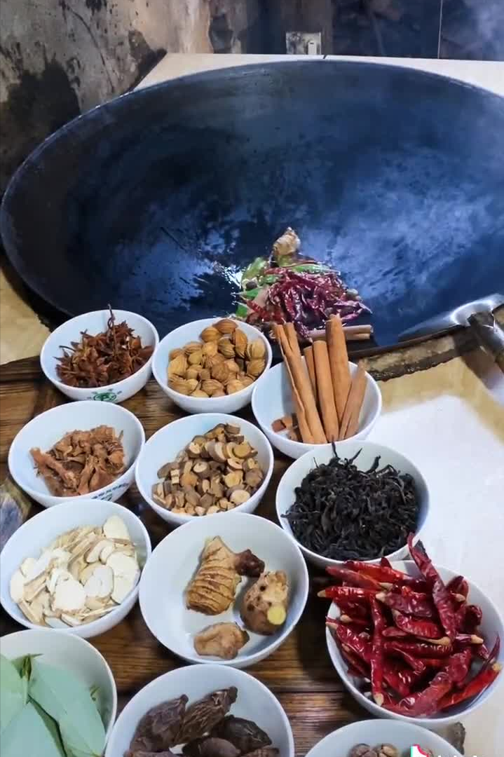 乡愁沈丹个人资料简介(从离异负债到带全村人致富,单亲妈妈如何完成蜕变?)