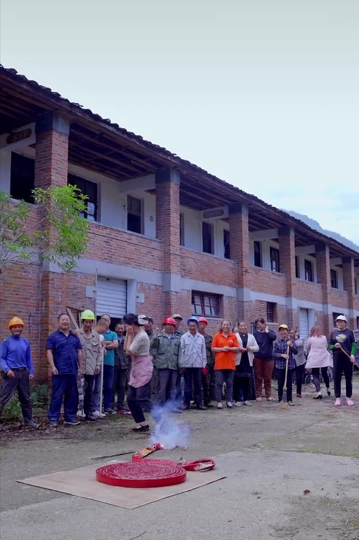 乡愁沈丹个人资料简介(从离异负债到带全村人致富,单亲妈妈如何完成蜕变?)