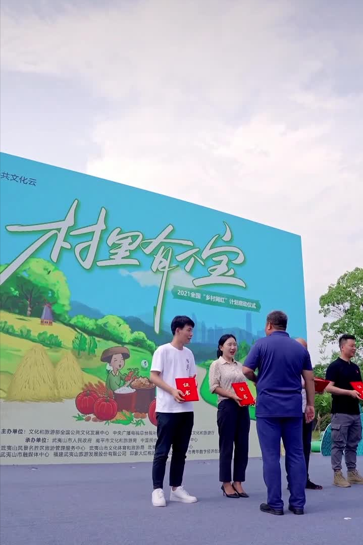 乡愁沈丹个人资料简介(从离异负债到带全村人致富,单亲妈妈如何完成蜕变?)