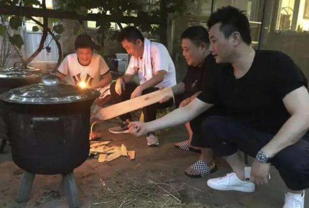 相声于谦简介（娶19岁女学生，不赚钱时靠老婆养，两个儿子归郭德纲管）