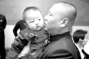 相声于谦简介（娶19岁女学生，不赚钱时靠老婆养，两个儿子归郭德纲管）