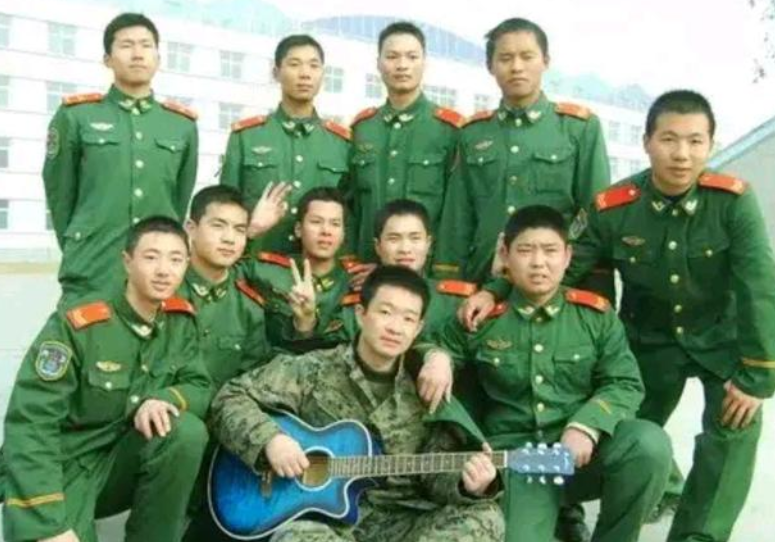 小曾简介(创作《我的老班长》的小曾,如今已经是大校军)