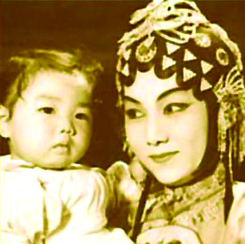 新凤霞简介(新凤霞的嘴皮子功夫：唱评剧快板百听不厌)