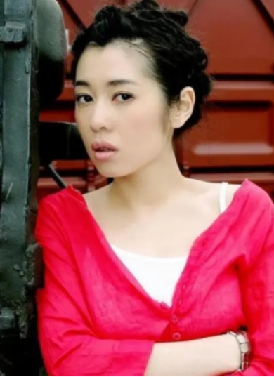 “性感尤物”余男的个人资料简介(生猛人生,和她的唏嘘情史)