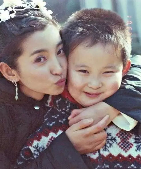 演员董子健个人资料简介(妈妈是王京花,19岁一炮而红,他的家庭不简单)