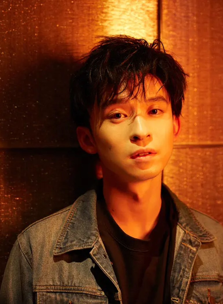 演员董子健个人资料简介(妈妈是王京花,19岁一炮而红,他的家庭不简单)