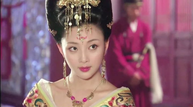 演员殷桃的个人资料简介(一段失败的婚姻,情史一波三折,42岁依旧)