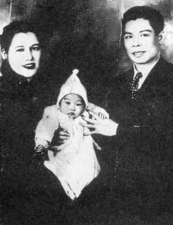 一代功夫巨星李小龙简介（是时代创造了他，还是他创造了一个时代）