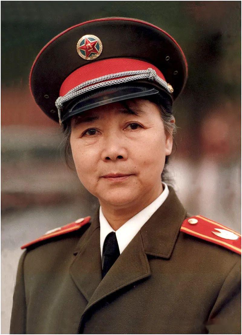 艺术家田华简介(与初恋丈夫爱一生,儿子去世当天她为何还去当评委?)