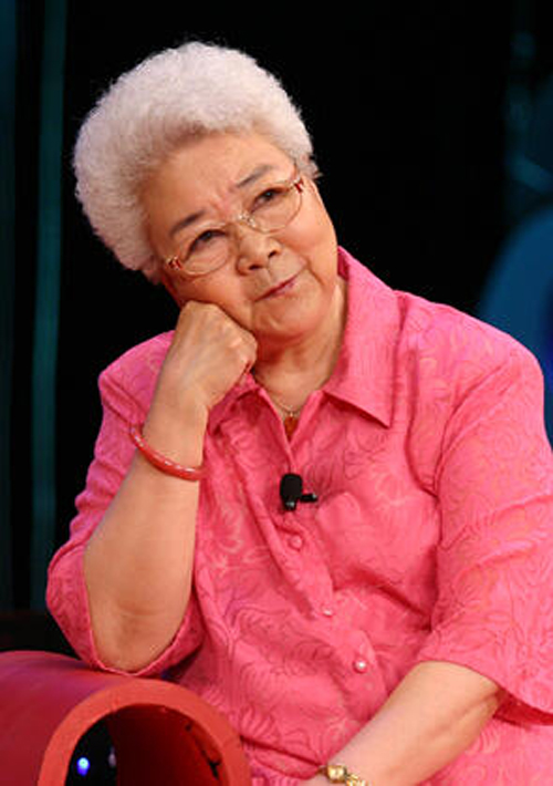 艺术家田华简介(与初恋丈夫爱一生,儿子去世当天她为何还去当评委?)