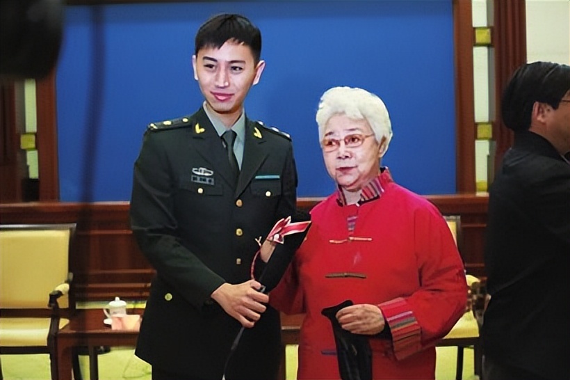 艺术家田华简介(与初恋丈夫爱一生,儿子去世当天她为何还去当评委?)