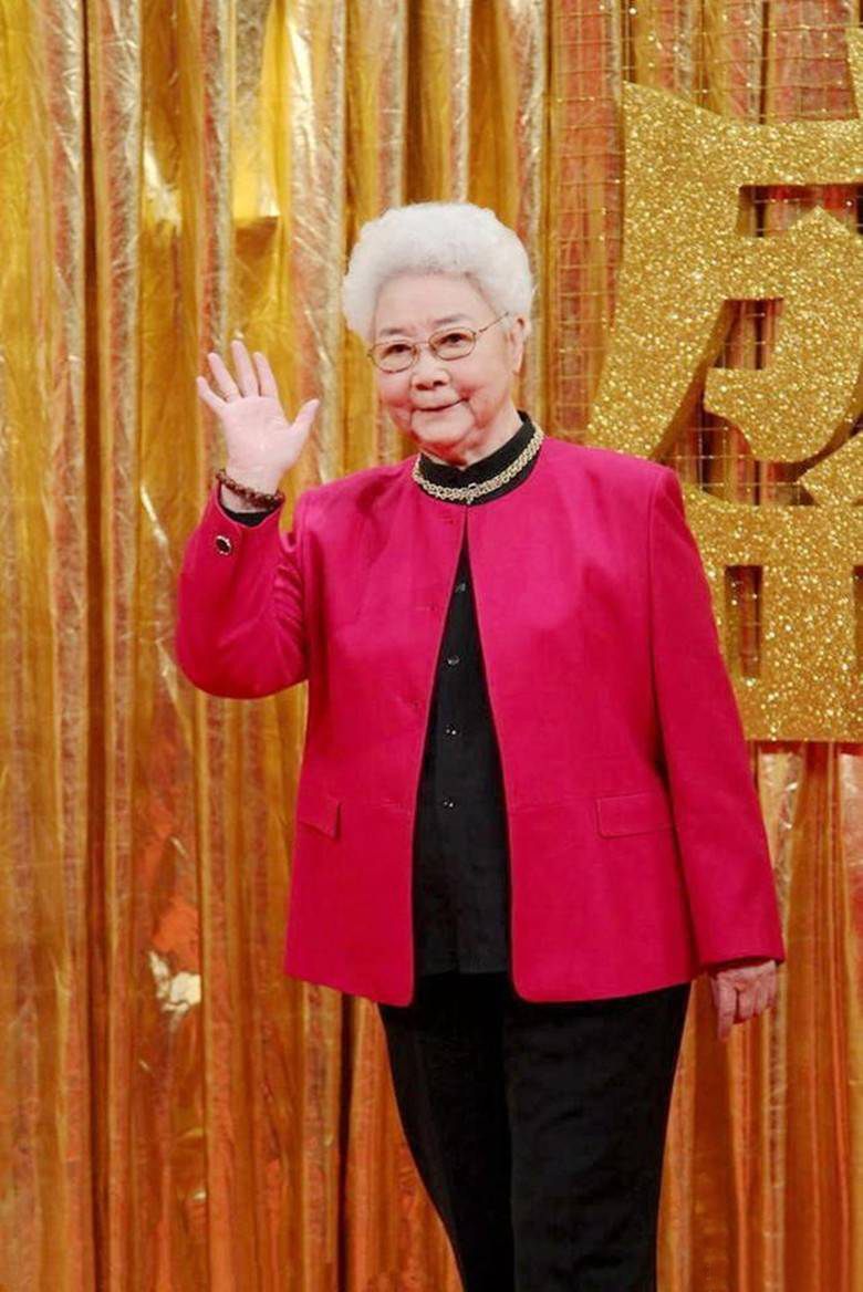 艺术家田华简介(与初恋丈夫爱一生,儿子去世当天她为何还去当评委?)