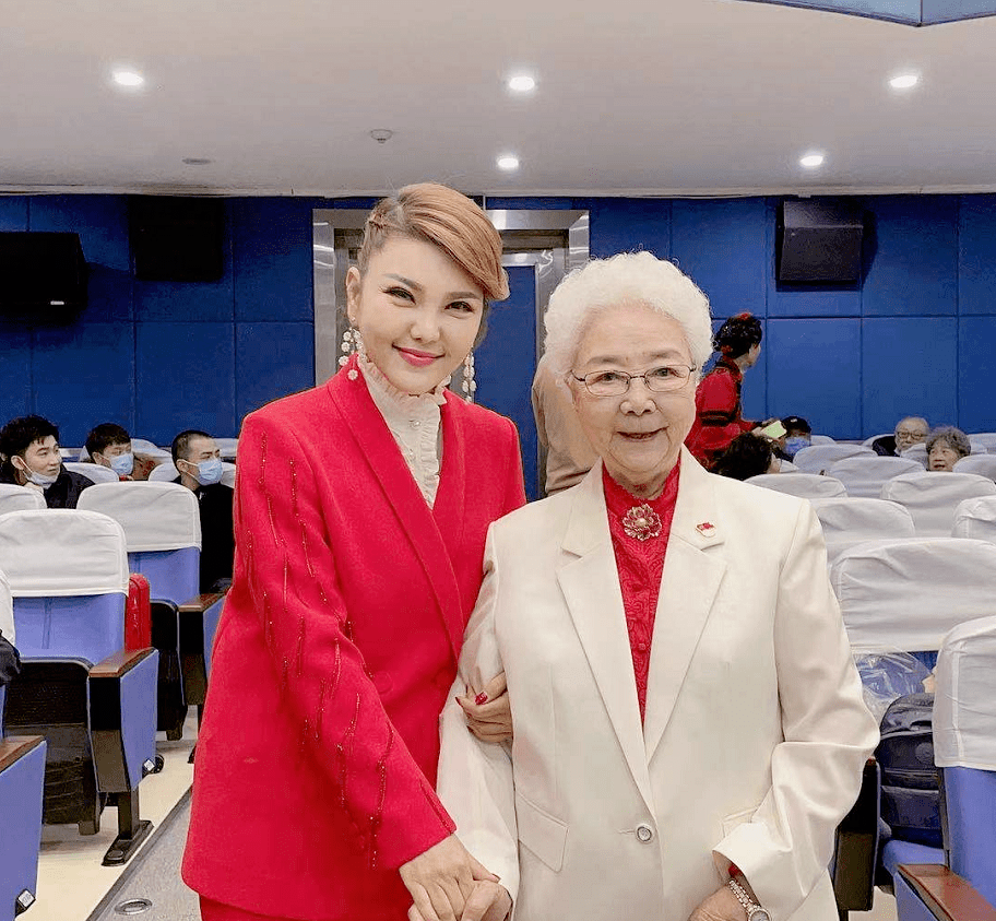 艺术家田华简介(与初恋丈夫爱一生,儿子去世当天她为何还去当评委?)