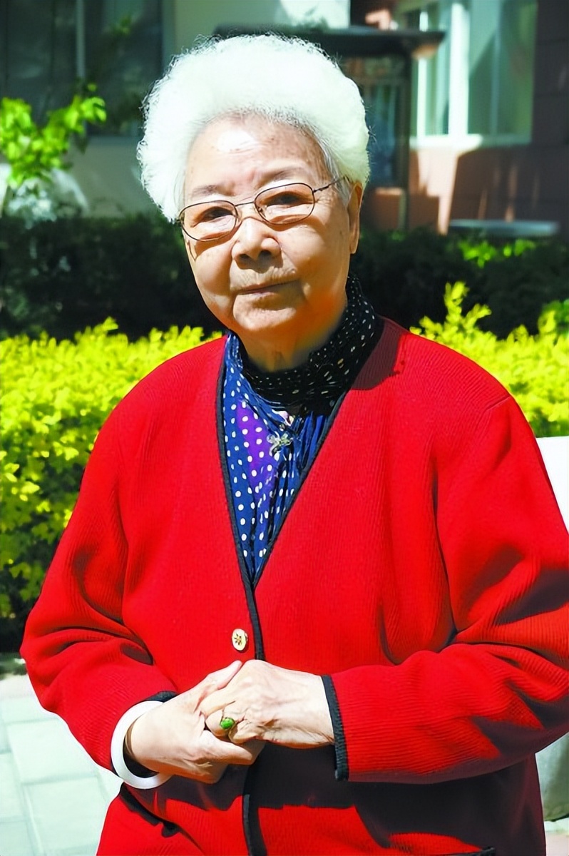 艺术家田华简介(与初恋丈夫爱一生,儿子去世当天她为何还去当评委?)