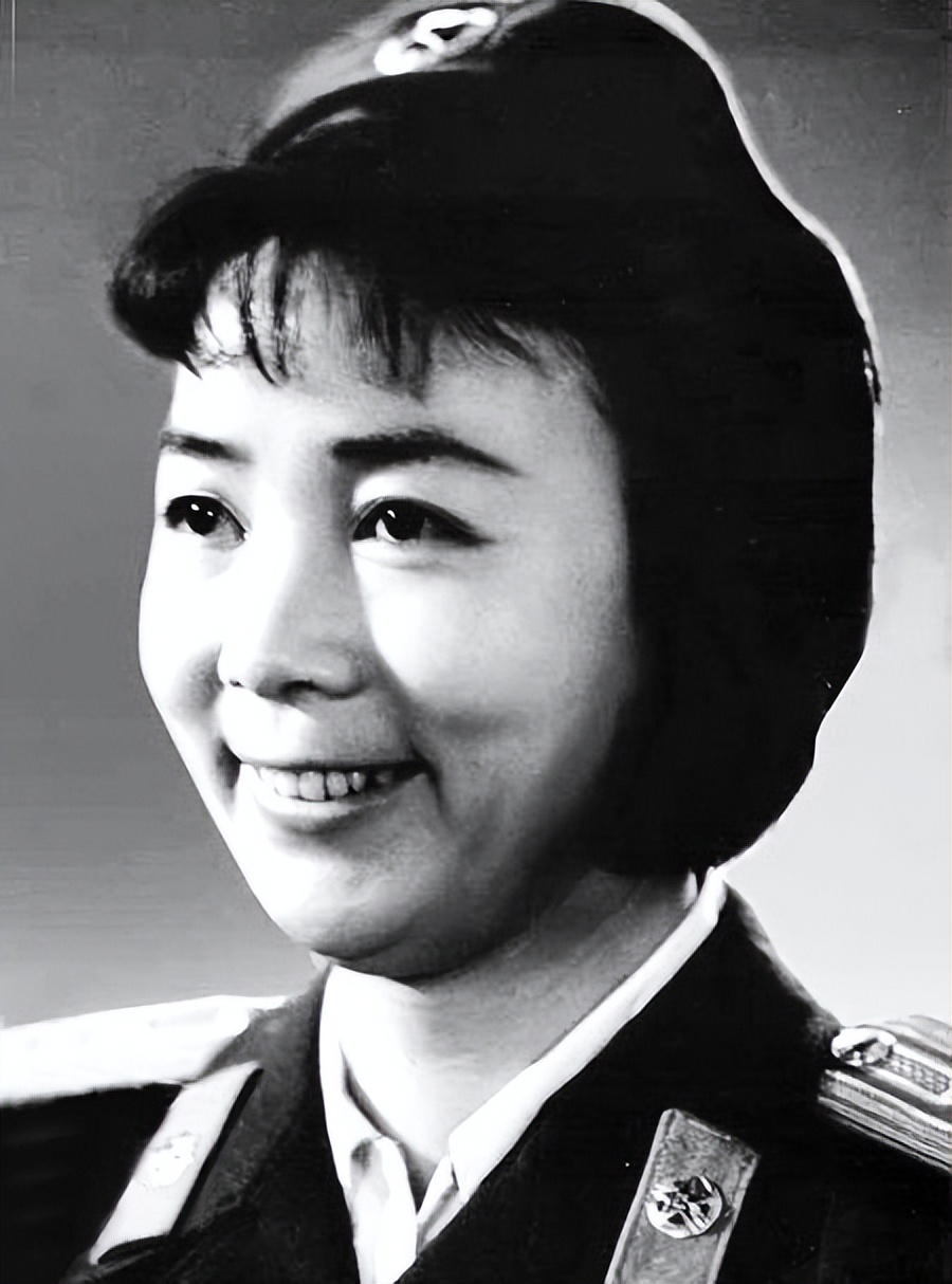 艺术家田华简介(与初恋丈夫爱一生,儿子去世当天她为何还去当评委?)