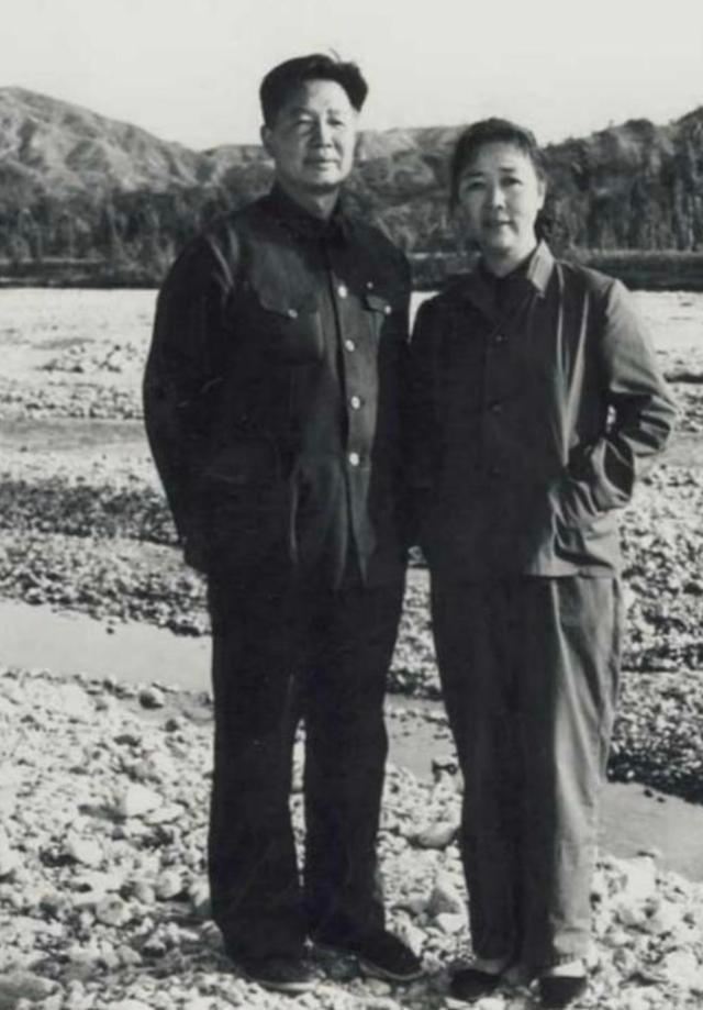 艺术家田华简介(与初恋丈夫爱一生,儿子去世当天她为何还去当评委?)