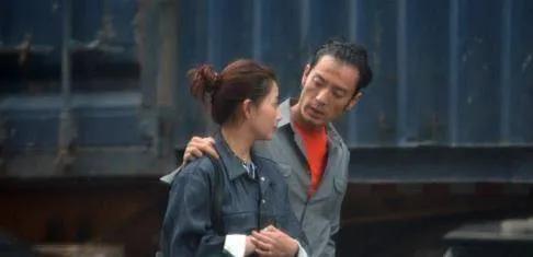 殷桃简历个人资料简介(殷桃的嘴上为什么总是破了一块呢?采访中她说出了真相)