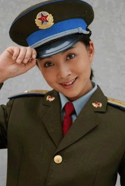 殷桃简历个人资料简介(殷桃的嘴上为什么总是破了一块呢?采访中她说出了真相)