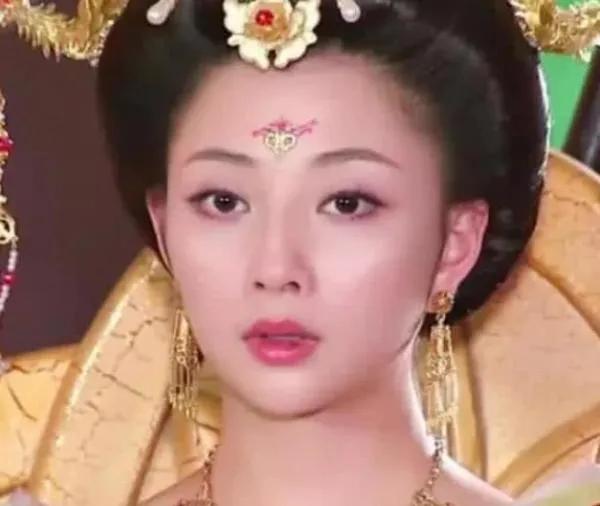 殷桃简历个人资料简介(殷桃的嘴上为什么总是破了一块呢?采访中她说出了真相)