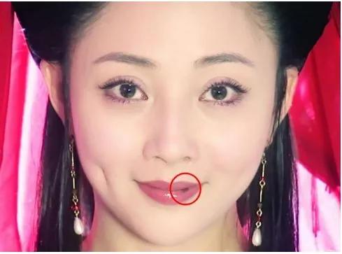 殷桃简历个人资料简介(殷桃的嘴上为什么总是破了一块呢?采访中她说出了真相)