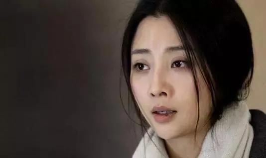 殷桃简历个人资料简介(殷桃的嘴上为什么总是破了一块呢?采访中她说出了真相)