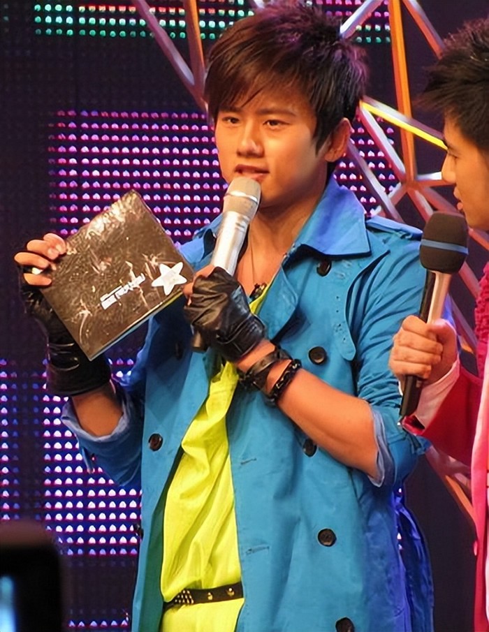 张杰简介(普通家庭出身却成为乐坛一哥,他是如何一步一步走向成功的)