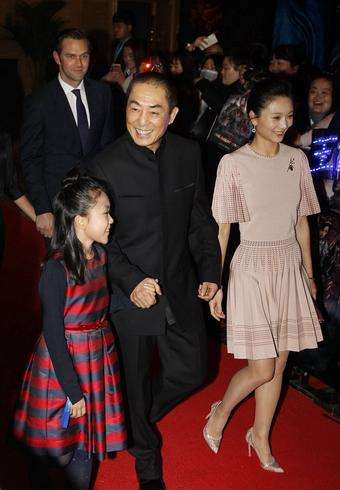 张艺谋简介(72岁张艺谋小31岁娇妻现状!倒立叉腿无压力,穿露腰装运动体力好)