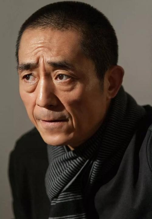 张艺谋简介(72岁张艺谋小31岁娇妻现状!倒立叉腿无压力,穿露腰装运动体力好)