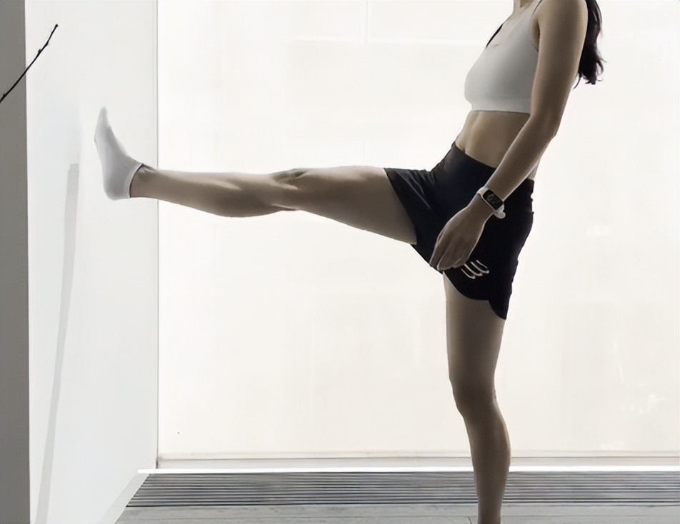 张艺谋简介(72岁张艺谋小31岁娇妻现状!倒立叉腿无压力,穿露腰装运动体力好)