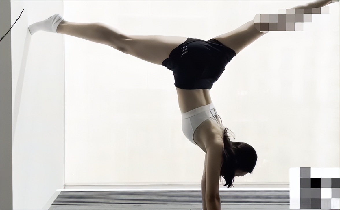 张艺谋简介(72岁张艺谋小31岁娇妻现状!倒立叉腿无压力,穿露腰装运动体力好)