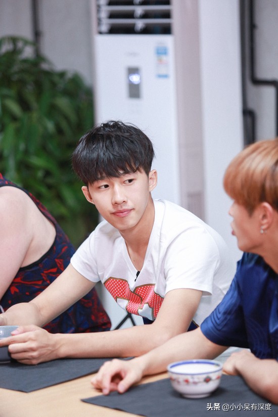 周冬雨简介(她和一位男友、三位绯闻男友的瓜,周冬雨的婚恋困局)