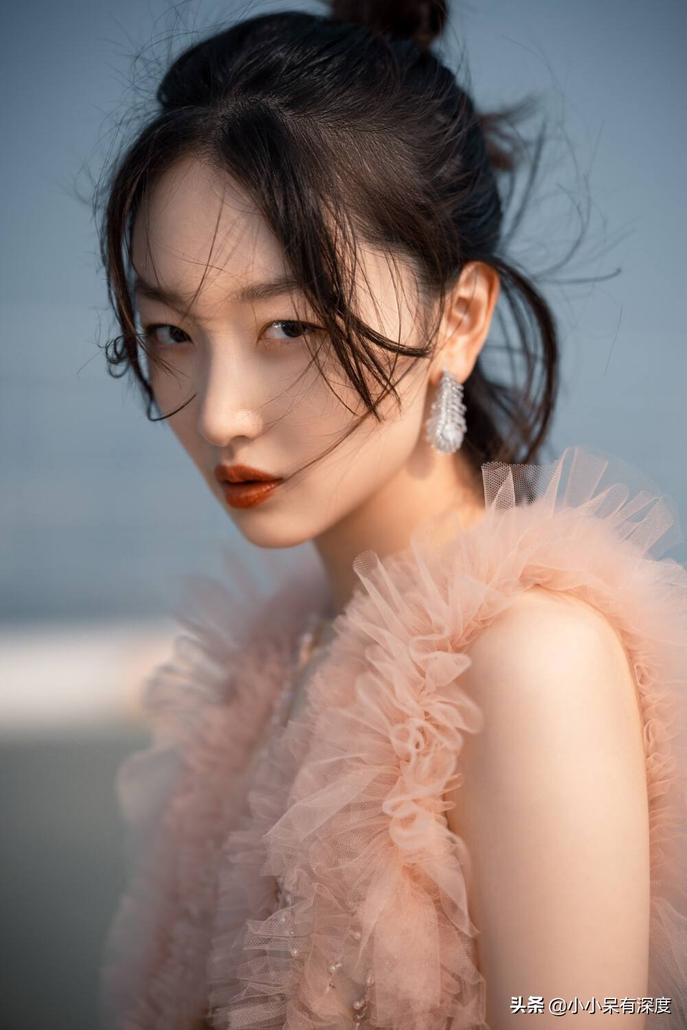 周冬雨简介(她和一位男友、三位绯闻男友的瓜,周冬雨的婚恋困局)