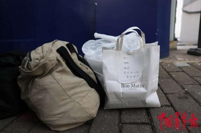 在上海电话亭住了一个月的女人是谁(对话上海“电话亭女士”：我这个人活得很简单)