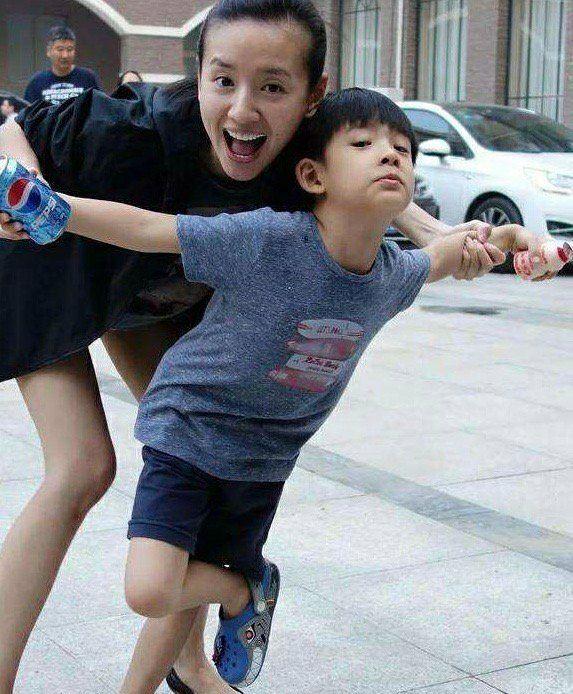 董洁老公是谁(董洁维基百科显示已婚,并且另育有一女,工作人员正面回应)