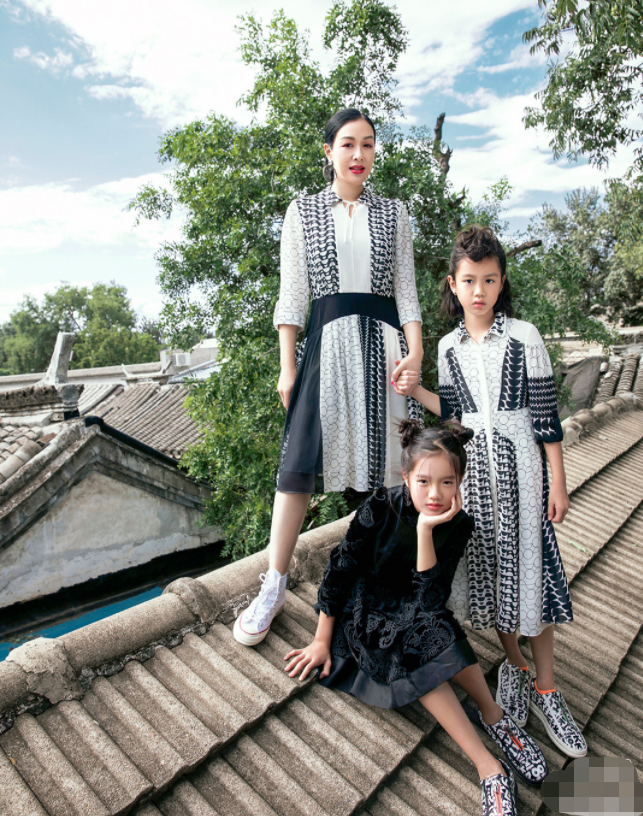 考拉是谁的女儿9钟丽缇女儿考拉大片曝光!眼睛大得像洋娃娃)