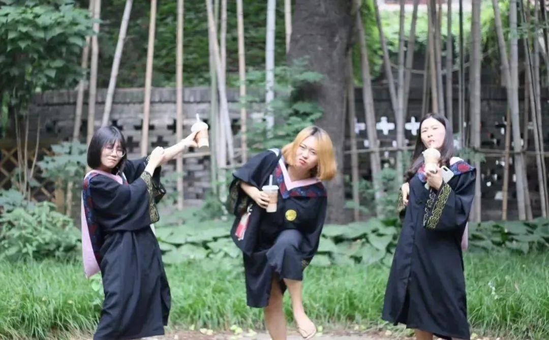 李雪琴是谁(名和利,救不了李雪琴)