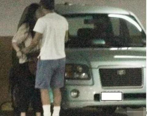 李宗盛老婆是谁(李宗盛小27岁娇妻罕曝光,面容清秀略发福,夫妻牵手淘古董显恩爱)