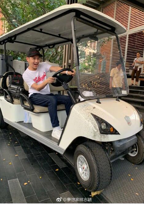 林志颖老婆是谁(林志颖老婆陈若仪海边大秀好身材,手上40万的手镯亮了)