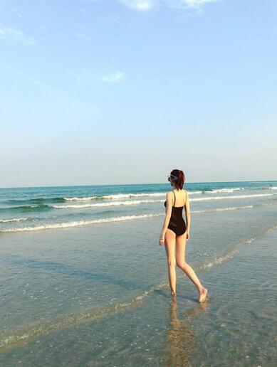 林志颖老婆是谁(林志颖老婆陈若仪海边大秀好身材,手上40万的手镯亮了)