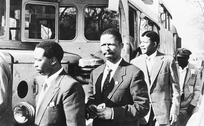 曼德拉是谁(44岁入狱27年,出狱时73岁,76岁成为总统,曼德拉的传奇一生)