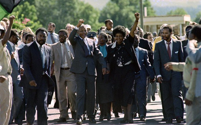 曼德拉是谁(44岁入狱27年,出狱时73岁,76岁成为总统,曼德拉的传奇一生)