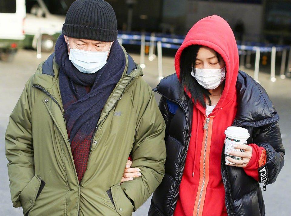 那英老公是谁(那英和老公孟桐罕见合体，红绿配色非常有默契，一路亲密挽臂前行)