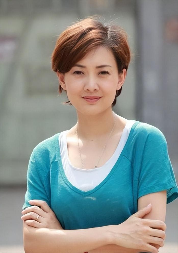 牛莉老公是谁(牛莉丈夫刘亚东,娶演员妻子婚后生下一女,一家三口和和美美)