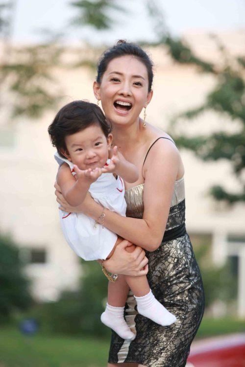 牛莉老公是谁(牛莉丈夫刘亚东,娶演员妻子婚后生下一女,一家三口和和美美)