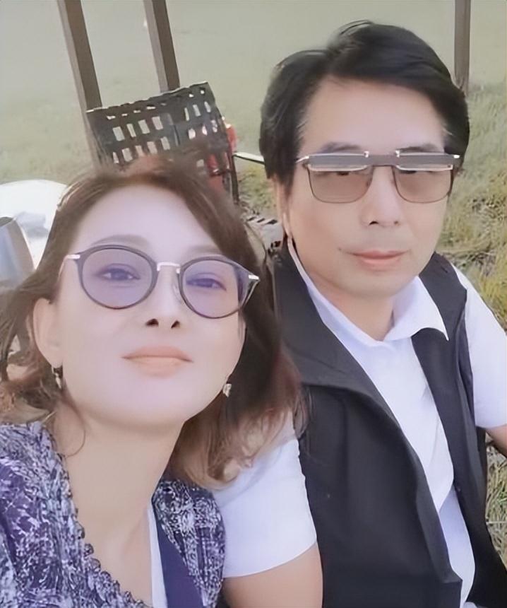 牛莉老公是谁(牛莉丈夫刘亚东,娶演员妻子婚后生下一女,一家三口和和美美)