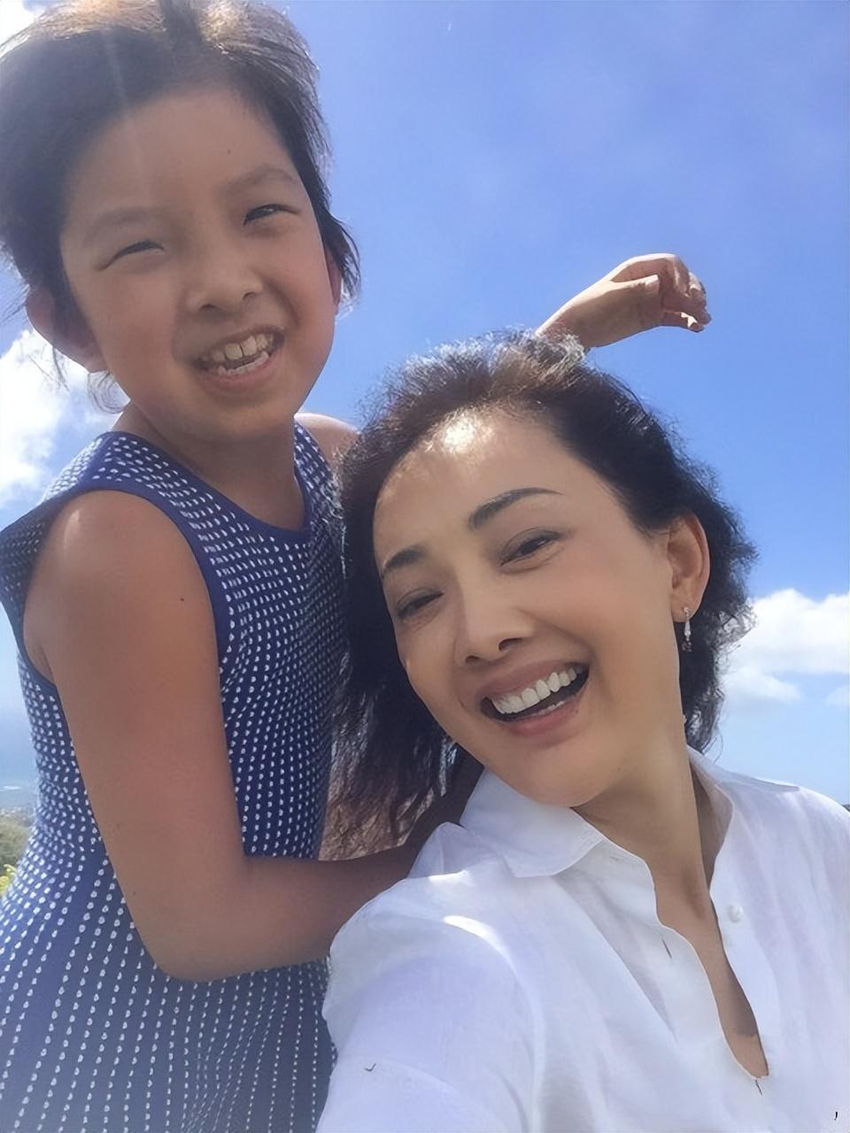 牛莉老公是谁(牛莉丈夫刘亚东,娶演员妻子婚后生下一女,一家三口和和美美)